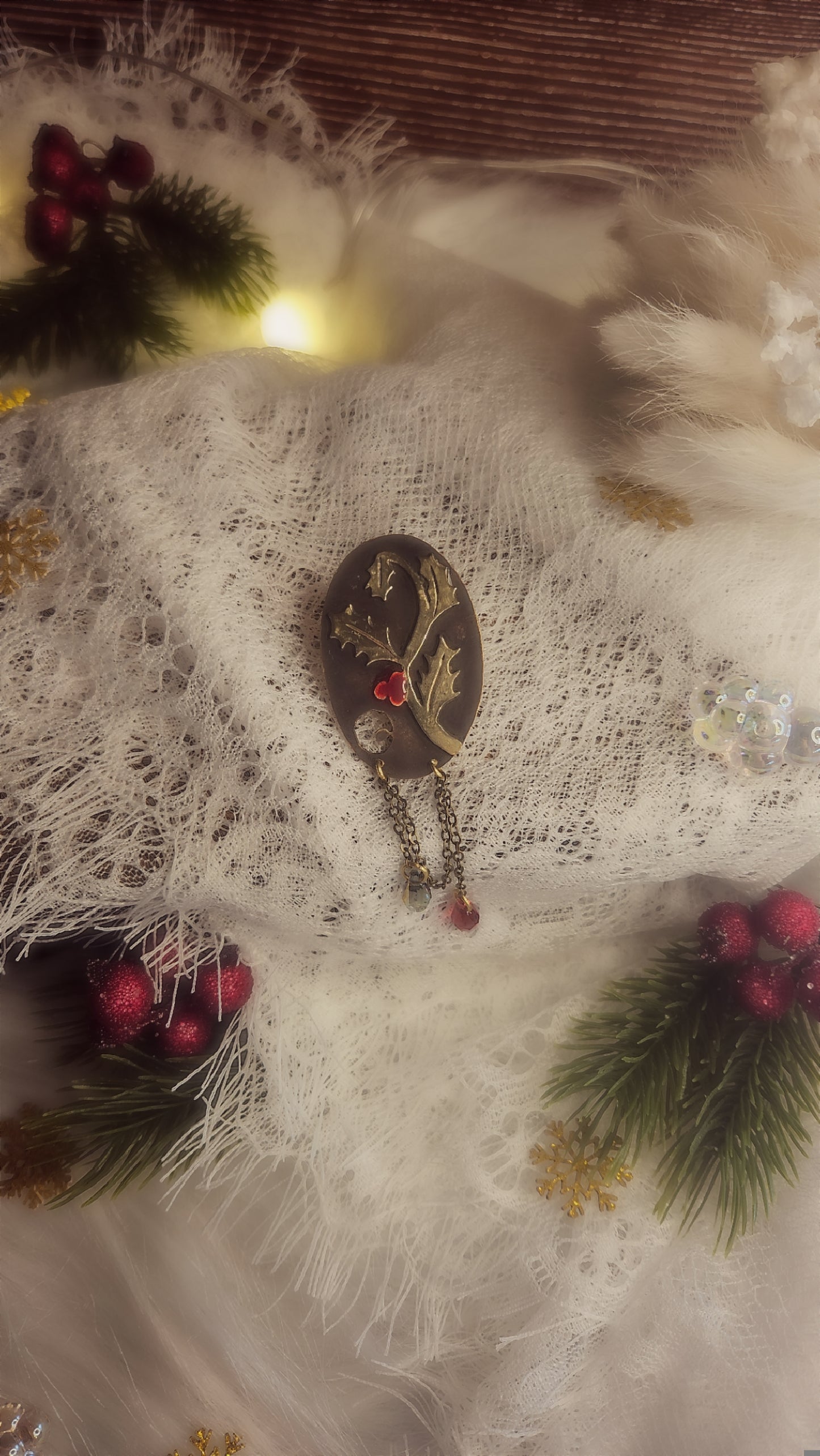 Broche « Le Baiser du Houx »